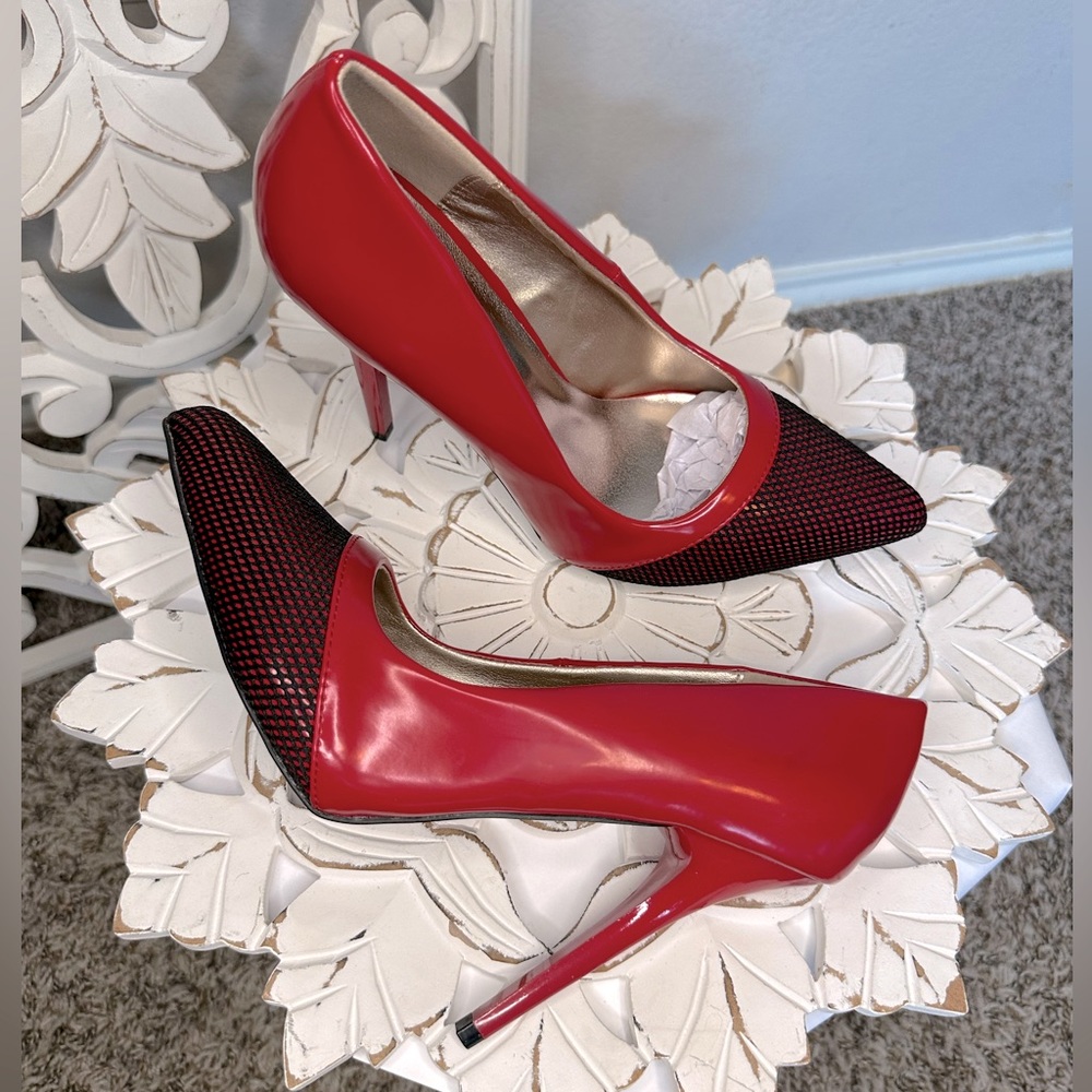 NWT 4 Inch Stiletto red Pump Pointed in Red with black mesh details ✨
